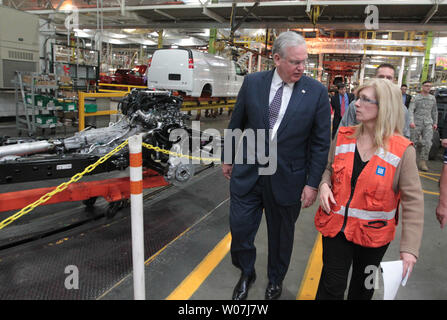 Missouri Gouverneur Jay Nixon Gespräche mit Nancy Laubenthal, General Motors Wentzville, Werkleiter bei einer Tour durch die Lkw-Zeile in Wentzville, Missouri am 9. März 2015. Nixon war an Hand von General Motors mit einer Flagge der Freiheit award zu präsentieren, wobei das Engagement des Unternehmens für die Anmietung von Veteranen durch Missouri Show-Me Helden Programm. Foto von Bill Greenblatt/UPI Stockfoto