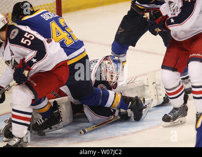 Columbus Blue Jackets Torwart Sergej Bobrovsky der Macht Russland einen Block speichern als St. Louis Blues David Backes eilt das Ziel in der dritten Periode im Scottrade Center in St. Louis am 28. März 2015. Columbus gewann das Spiel 4-2. Foto von Bill Greenblatt/UPI Stockfoto