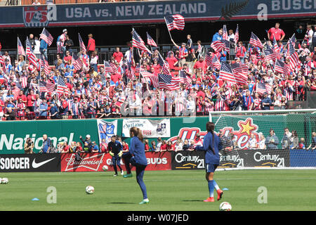 USA Soccer Team warm up als Fans wave amerikanische Flaggen vor einem Spiel gegen Neuseeland am Busch Stadium in St. Louis am 4. April 2015. Foto von Bill Greenblatt/UPI Stockfoto