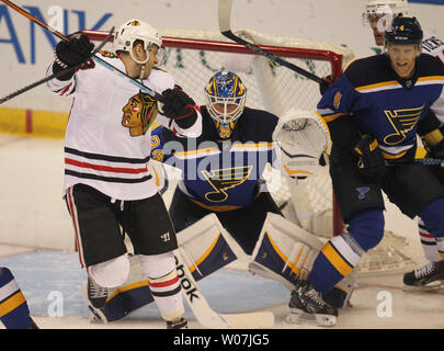 Chicago Blackhawks Kris Versteeg versucht, den Blick auf die St. Louis Blues Torwart Jake Allen in der ersten Periode im Scottrade Center in St. Louis am 9. April 2015 zu blockieren. Foto von Bill Greenblatt/UPI Stockfoto