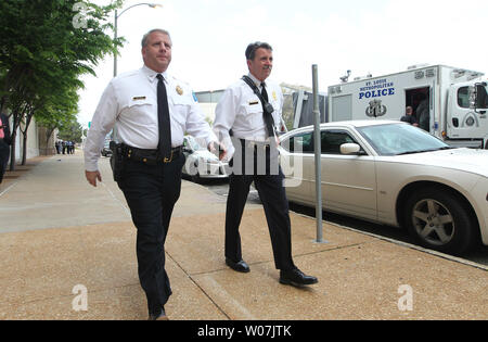 St. Louis Police Chief Sam Dotson (L) und Fire Chief Dennis Jenkerson Spaziergang zu kurze Reportern nach einem Zylinder wurde auf den Stufen des Rathauses in St. Louis am 21 April, 2015 Links. Polizei entdeckt das Element eine leere zu Kohlenmonoxid Kanister. Zwei wurden folgende Anrufe, dass es Bomben gefunden werden. Nach einer Evakuierung und Schleife der Gebäude für fünf Stunden, das Gebäude war sicher erklärt und wurde wieder geöffnet. Foto von Bill Greenblatt/UPI Stockfoto