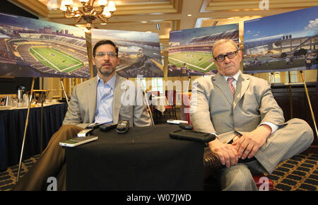 St. Louis NFL Task Force Mitglieder Dave Peacock (L) und Bob Blitz kurze Reporter in St. Louis am 24. April 2015, über ihre Präsentation eines neuen Stadions zu NFL Inhaber in New York früh in der Woche. Vertreter der Ladegeräte und Räuber machte auch eine Präsentation über Ihre geplanten Stadion in Carson, Calif. in der Nähe von Los Angeles. Es gab auch eine Präsentation zu den St. Louis Rams Eigentümer Stan's Kroenke Stadion in Inglewood, Kalifornien. Foto von Bill Greenblatt/UPI Stockfoto