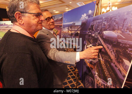 St. Louis NFL Task Force Mitglied Bob Blitz (R) weist auf eine Funktion der vorgeschlagenen neuen Fußballstadion zu einem Reporter in St. Louis am 24. April 2015. Die Task Force sagte Medien über ihre Präsentation eines neuen Stadions zu NFL Inhaber in New York früh in der Woche. Vertreter der Ladegeräte und Räuber machte auch eine Präsentation über Ihre geplanten Stadion in Carson, Calif. in der Nähe von Los Angeles. Es gab auch eine Präsentation zu den St. Louis Rams Eigentümer Stan's Kroenke Stadion in Inglewood, Kalifornien. Foto von Bill Greenblatt/UPI Stockfoto