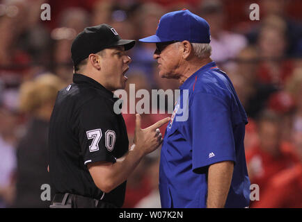 Home Plate Umpire D.J. Reyburn beantwortet Fragen, die von der Chicago Cubs Manager Joe Madden vor ihm Auswerfen im siebten Inning bei einem Spiel gegen die St. Louis Cardinals am Busch Stadium in St. Louis am 6. Mai 2015. Foto von Bill Greenblatt/UPI Stockfoto