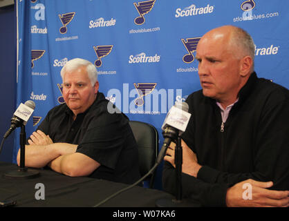 St. Louis Blues Trainer Ken Hitchcock (L) Hört als General Manager Doug Armstrong gibt die Details der ein Jahr Vertrag Verlängerung der Club gegeben hat Hitchcock, während einer Pressekonferenz auf der Scottrade Center in St. Louis am 26. Mai 2015. Foto von Bill Greenblatt/UPI Stockfoto