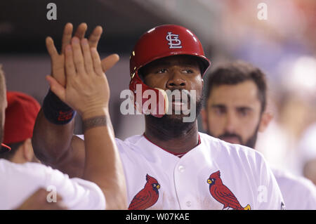 St. Louis Cardinals Jason Heyward ist in das dugout nach dem Scoring von der zweiten Base auf einen Treffer von Randal Grichuk gegen die Arizona Diamondbacks im vierten Inning am Busch Stadium in St. Louis am 26. Mai 2015 begrüßt. Foto von Bill Greenblatt/UPI Stockfoto