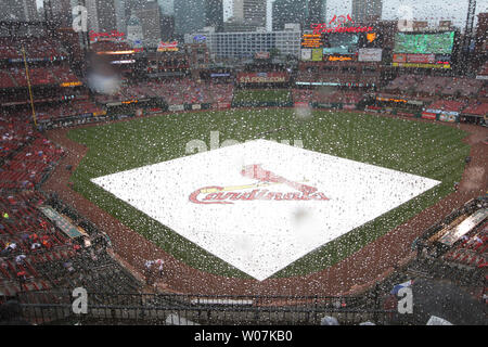 Die plane sitzt auf dem infield als stetiger Regen auf Busch Stadium vor einem Spiel zwischen den Los Angeles Dodgers und die St. Louis Cardinals in St. Louis am 30. Mai 2015 fällt. Das Spiel wurde verzögert. Foto von Bill Greenblatt/UPI Stockfoto