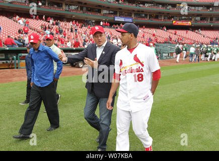 St. Louis Cardinals Krug Carlos Martinez Spaziergänge mit der Familie des verstorbenen Kardinäle rechter Feldspieler Oscar Taveras nach einem Spiel mit den Los Angeles Dodgers am Busch Stadium in St. Louis am 31. Mai 2015. Die Familie wollte den genauen Platz tragen Taveras zu gehen stand. Es war genau heute vor einem Jahr, dass Taveras in seinem ersten Major League Spiel für die Kardinäle spielte, schlug ein Home Run. Taveras wurde in einem Autounfall am 26. Oktober 2014 ums Leben. Martinez hat gewählt die Nummer 18 getragen von den späten Taveras zu tragen. Foto von Bill Greenblatt/UPI Stockfoto