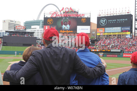 Mitglieder der Familie des späten St. Louis Cardinals rechter Feldspieler Oscar Taveras, während ein Video Hommage vor einem Spiel zwischen den Los Angeles Dodgers und die St. Louis Cardinals am Busch Stadium in St. Louis am 31. Mai 2015 annehmen. Es war genau heute vor einem Jahr, dass Taveras in seinem ersten Major League Spiel für die Kardinäle spielte, schlug ein Home Run. Taveras wurde in einem Autounfall am 26. Oktober 2014 ums Leben. Foto von Bill Greenblatt/UPI Stockfoto