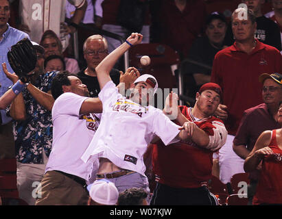 Fans versuchen, ein Foul Ball während der Chicago White Sox - St. Louis Cardinals baseball spiel am Busch Stadium in St. Louis am 30. Juni 2015 zu fangen. Foto von Bill Greenblatt/UPI Stockfoto