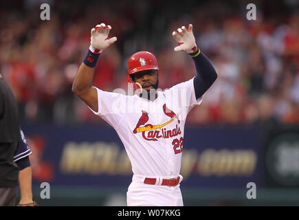 St. Louis Cardinals Jason Heyward Narren zum dugout nach einem RBI double schlagen das Spiel gegen die San Diego Padres im fünften Inning am Busch Stadium in St. Louis am 2. Juli 2015 zu binden. Foto von Bill Greenblatt/UPI Stockfoto