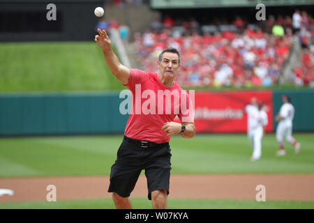 Ehemalige St. Louis Rams und Arizona Cardinals Quarterback Kurt Warner wirft einen zeremoniellen ersten Pitch vor der New York Mets-St. Louis Cardinals football Spiel am Busch Stadium in St. Louis am 19. Juli 2015. Foto von Bill Greenblatt/UPI Stockfoto