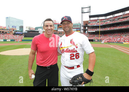 Ehemalige St. Louis Rams und Arizona Cardinals Quarterback Kurt Warner wirft mit St. Louis Cardinals Manager Mike Matheny nach dem Werfen einer zeremoniellen ersten Pitch vor der New York Mets-St. Louis Cardinals football Spiel am Busch Stadium in St. Louis am 19. Juli 2015. Foto von Bill Greenblatt/UPI Stockfoto