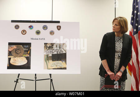 St. Louis Circut Rechtsanwalt Jennifer Joyce, schaut auf eine Grafik von Waffen und Drogen, die als Bundes- und lokalen Strafverfolgungsbehörden beschlagnahmt wurden die Schaffung von Mission speichern in St. Louis am 20. Juli 2015 bekannt geben. Mission speichern werden die meisten Gewalttäter zu identifizieren und sie von der Straße zu holen und Gewehr zu Gewalt und Drogenkonsum zu bändigen. St. Louis hat 105 Morde war bisher für 2015 im Vergleich zu 157 für das ganze Jahr 2014. Foto von Bill Greenblatt/UPI Stockfoto