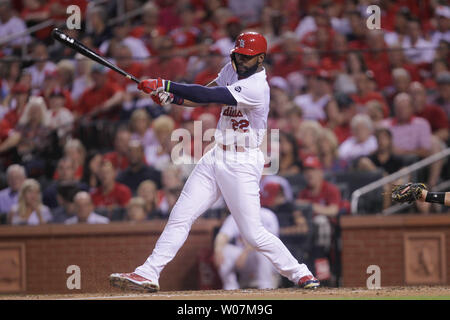 St. Louis Cardinals Jason Heyward schaukeln erreichen ersten Basis auf die Wahl einer Feldspieler, riefen zwei Durchläufe im dritten Inning gegen die Pittsburgh Pirates am Busch Stadium in St. Louis am 12. August 2015. Foto von Bill Greenblatt/UPI Stockfoto