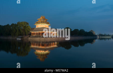 Nachtansicht der Eckturm des Imperial Palace Museum in Peking Stockfoto