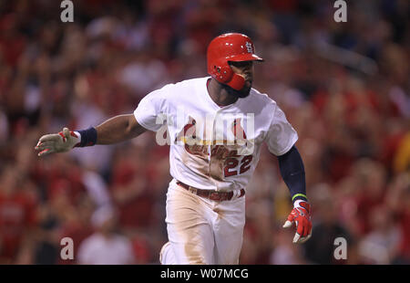 St. Louis Cardinals Jason Heyward bewegt seine Arme, als er die erste Basis nach dem Schlagen einer einzigen, laden die Unterseiten im siebten Inning gegen die Pittsburgh Pirates am Busch Stadium in St. Louis am 13. August 2015 läuft. Pittsburgh am St. Louis 10-5 zu besiegen. Foto von Bill Greenblatt/UPI Stockfoto