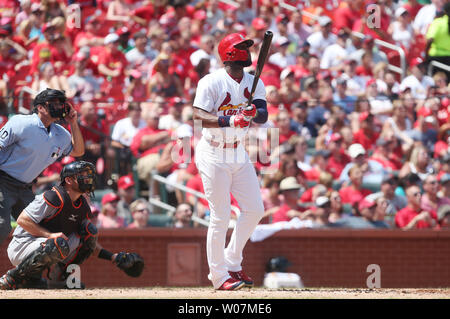 St. Louis Cardinals Jason Heyward Uhren seine beiden Run Home Run im Park im dritten Inning gegen die Miami Marlins verlassen am Busch Stadium in St. Louis am 16. August 2015. Foto von Bill Greenblatt/UPI Stockfoto