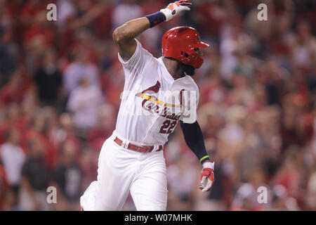 St. Louis Cardinals Jason Heyward Bewegungen für die Baseball bis zu bleiben, wie er ein zwei RBI double im siebten Inning gegen die Washington Nationals Hits am Busch Stadium in St. Louis am 31. August 2015. Foto von Bill Greenblatt/UPI Stockfoto