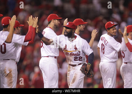 St. Louis Cardinals Jason Heyward klatscht die Hände mit seinen Mannschaftskameraden nach einem 8-5 über die Washington Angehörigen gewinnen am Busch Stadium in St. Louis am 31. August 2015. Foto von Bill Greenblatt/UPI Stockfoto