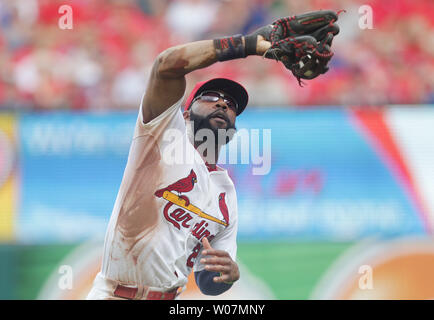 St. Louis Cardinals Jason Heyward macht einen Haken für eine auf einer Kugel, die von der Chicago Cubs David Ross im fünften Inning schlug am Busch Stadium in St. Louis am 9. September 2015. St. Louis gewann das Spiel 4-3. Foto von Bill Greenblatt/UPI Stockfoto