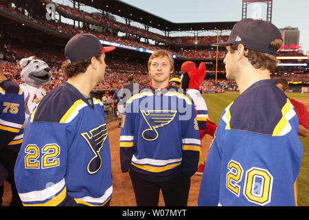 St. Louis Blues Kevin Shattenkirk (L) Wladimir Tarasenko und Alexander Steen (R) warten auf das Feld auf St. Louis Blues Nacht vor der Cincinnati Reds-St eingeführt werden. Louis Cardinals baseball spiel am Busch Stadium in St. Louis am 21. September 2015. Foto von Bill Greenblatt/UPI Stockfoto