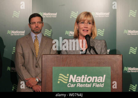 Pamela M. Nicholson, Präsident und Chief Operating Officer von Enterprise Holdings gibt bekannt, dass das Unternehmen die Namensrechte für die vorgeschlagene neue NFL Stadion schiefergedeckt, in St. Louis am 7. Oktober 2015 gebaut werden gesichert hat. David Peacock, co-Chair der St. Louis Stadion task force steht in der Nähe von als Details, die National Car Rental hat zugestimmt, 158 Millionen $ über 20 Jahre zu zahlen aufgedeckt werden. St. Louis Rams Eigentümer Stan Kroenke ein Interesse daran hat, die Mannschaft wieder in Los Angeles. Foto von Bill Greenblatt/UPI Stockfoto