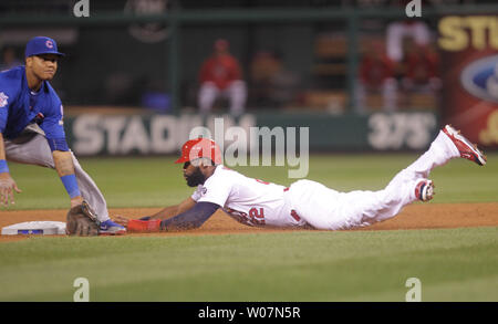 St. Louis Cardinals Jason Heyward Vorschüsse an die zweite Basis nach einem Chicago Cubs wild Pitch im vierten Inning von Spiel 1 der National League Division Series am Busch Stadium in St. Louis, die am 9. Oktober 2015. St. Louis gewann das Spiel 4-0. Foto von Bill Greenblatt/UPI Stockfoto