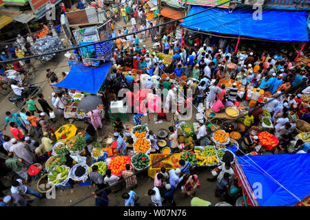 Chawk Bazar iftar Markt von Dhaka ist gut für traditionelle würzige Nahrungsmittel bekannt. Tausende von Menschen auf der Straße vor shahi Moschee versammelt, wo sel Stockfoto