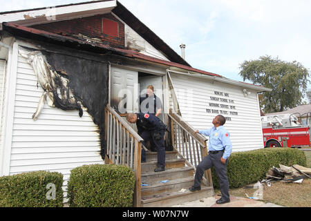 Mitglieder der Engine Company 27 der St. Louis Feuerwehr prüfen Sie die außerhalb des Newlife Missionarsbaptist-kirche in Nord St. Louis am 20. Oktober 2015. Einen brandsatz Brand am 17. Oktober 2015, Beschädigung der vorderen Türen, Abstellgleis und einen Eingang zum kleinen Africian-American Kirche. Das Feuer ist das sechste seiner Art in den letzten zwei Wochen. Polizei und der ATF wurden auch die Untersuchung der Brände. Foto von Bill Greenblatt/UPI Stockfoto