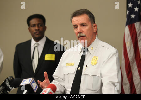 St. Louis Fire Chief Dennis Jenkerson kommentiert die Festnahme eines Verdächtigen, die Feuer zu zwei Kirchen in St. Louis am 30. Oktober 2015 gesetzt. St. Louis Polizei sagen thay David Lopez Jackson für die Einstellung von zwei der sieben suspious Brände in St. Louis festgehalten haben, sind Kirchen. Auf der Grundlage der Untersuchung so weit, sagt Polizei gibt es keine Hinweise auf ein Verbrechen aus Hass oder Anzeichen einer bestimmten christlichen Konfession oder ethnischen Gruppe. Pastor David Triggs des Neuen Lebens Missionarsbaptist-kirche, deren Kirche großen Schaden, steht in der Nähe. Foto von Bill Greenblatt/UPI Stockfoto