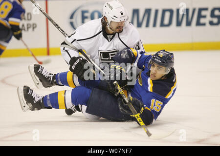 Los Angeles Kings Drew Doughty und St. Louis Blues Robby Fabbri kollidieren in der ersten Periode im Scottrade Center in St. Louis am 3. November 2015. Foto von Bill Greenblatt/UPI Stockfoto