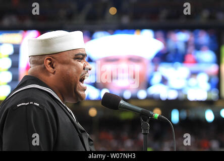 Navy Recruiter 1. Klasse Generald Wilson, Ret. Die Nationalhymne singt vor dem Chicago Bears-St. Louis Rams football Spiel auf dem Edward Jones Dome in St. Louis am 15. November 2015. Foto von Bill Greenblatt/UPI Stockfoto