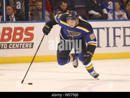 St. Louis Blues Wladimir Tarasenko Rennen in die Winnipeg Jets Zone mit dem Puck in der ersten Periode im Scottrade Center in St. Louis am 16. November 2015. Foto von Bill Greenblatt/UPI Stockfoto