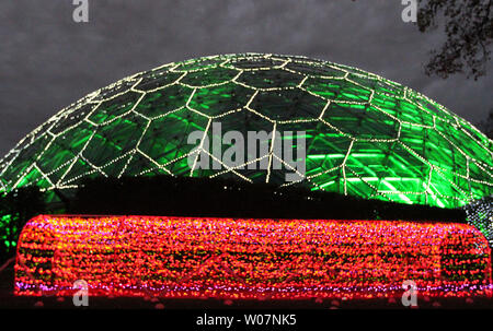 Die glitzernden Tunnel in der Nähe des contrsts climatron während der Nacht der Garten Leuchten an der Missouri Botanical Gardens in St. Louis am 20. November 2015. Der Botanische Garten ist in buntes Licht zeigt die Bäume, Pflanzen und climatron verwandelt, ein Gewächshaus in einer geodätischen Kuppel umschlossen. Foto von Bill Greenblatt/UPI Stockfoto