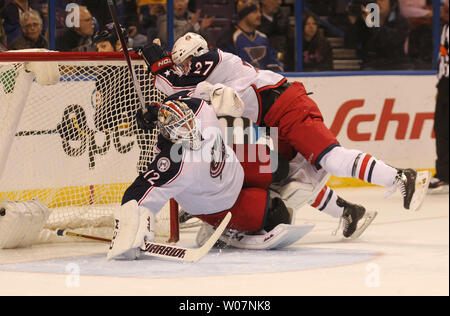 Columbus Blue Jackets Ryan Murray kollidiert mit seinem Torwart Sergej Bobrovsky Russlands, als er den Puck gegen die St. Louis Blues in der ersten perod im Scottrade Center in St. Louis verfolgt am 28. November 2015. Foto von Bill Greenblatt/UPI Stockfoto