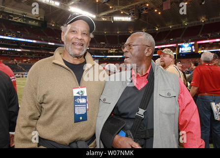 Ehemalige St. Louis Fußball Kardinäle Johnny Roland (L) und Mel Grau sprechen Sie mit anderen Alumni an der Seitenlinie, bevor die Arizona Cardinals und die St. Louis Rams an der Edward Jones Dome in St. Louis am 6. Dezember 2015. Alumni aus der alten St. Louis Team immer im Spiel vereinen, wenn die Kardinäle die Rams in St. Louis spielen. Foto von Bill Greenblatt/UPI Stockfoto