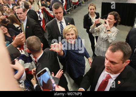 Demokratische Präsidentschaftskandidaten Hillary Clinton arbeitet die ropeline nach dem Gespräch mit einer Gruppe von Unterstützern bei einem Halt in St. Louis am 11. Dezember 2015. Foto von Bill Greenblatt/UPI Stockfoto