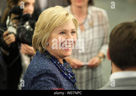 Demokratische Präsidentschaftskandidaten Hillary Clinton arbeitet die ropeline nach dem Gespräch mit einer Gruppe von Unterstützern bei einem Halt in St. Louis am 11. Dezember 2015. Foto von Bill Greenblatt/UPI Stockfoto