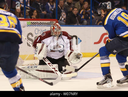 Colorado Avalanche Torwart Semyon Varlamov von Russland hält ein Auge der Puck geschossen von St. Louis Blues Jay Bouwmeester in der ersten Periode im Scottrade Center in St. Louis am 13. Dezember 2015. Foto von Bill Greenblatt/UPI Stockfoto