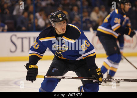 St. Louis Blues Alexander Steen Uhren den Puck in der ersten Periode gegen die Colorado Avalanche im Scottrade Center in St. Louis am 13. Dezember 2015. Foto von Bill Greenblatt/UPI Stockfoto