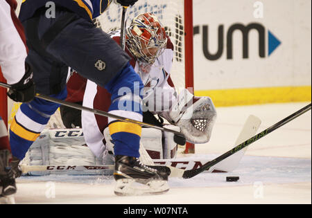 Colorado Avalanche Torwart Semyon Varlamov von Russland sieht die losen Kobold vor dem Netz während des ersten Zeitraums gegen die St. Louis Blues im Scottrade Center in St. Louis am 13. Dezember 2015 zu ergreifen. Foto von Bill Greenblatt/UPI Stockfoto