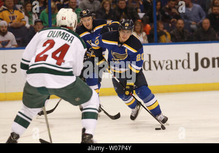 St. Louis Blues Alexander Steen Werke den Puck in die Minnesota Wild Zone in der ersten Periode im Scottrade Center in St. Louis am 31. Dezember 2015. Foto von Bill Greenblatt/UPI Stockfoto