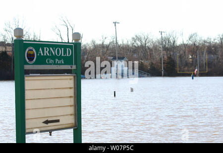 Die Arnold City Park bleibt unter Wasser Hochwasser aus der Meramec Fluss beginnt in Arnold, Missouri, am 1. Januar 2016 receed. Hochwasser national aus drei geraden Tagen Regen verursacht Evakuierungen, Straßensperrungen und 15 Todesfälle. Foto von Bill Greenblatt/UPI Stockfoto