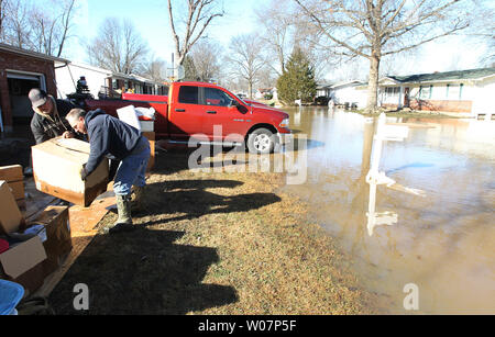 Bewohner habseligkeiten von überfluteten Kellern zu entfernen, da das Wasser aus den Meramec Fluss beginnt in Arnold, Missouri, am 1. Januar 2016 receed. Hochwasser national aus drei geraden Tagen Regen verursacht Evakuierungen, Straßensperrungen und 15 Todesfälle. Foto von Bill Greenblatt/UPI Stockfoto