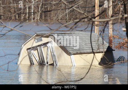 Eine Halle sitzt gegen einen Strommast entlang der Meramec Fluss verkeilt wie Hochwasser treten in Arnold, Missouri, am 1. Januar 2016 beginnen. Hochwasser national aus drei geraden Tagen Regen verursacht Evakuierungen, Straßensperrungen und 15 Todesfälle. Foto von Bill Greenblatt/UPI Stockfoto