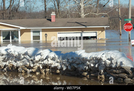 Sandsäcke, dass keine Wirkung hatte, sitzen in der Nähe ein Haus entlang der überfluteten Meramec Fluss in Arnold, Missouri, am 1. Januar 2016. Wasser hat begonnen wie Überschwemmungen national aus drei geraden Tagen Regen verursacht Evakuierungen, Straßensperrungen und 15 Todesfälle zu receed. Foto von Bill Greenblatt/UPI Stockfoto