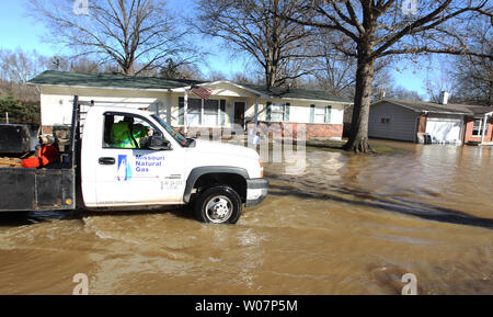 Ein Dienstprogramm, das Fahrzeug bewegt sich langsam nach unten eine überflutete Straße wie Hochwasser die Meramec Fluss beginnt in Arnold, Missouri, am 1. Januar 2016 receed. Hochwasser national aus drei geraden Tagen Regen verursacht Evakuierungen, Straßensperrungen und 15 Todesfälle. Foto von Bill Greenblatt/UPI Stockfoto