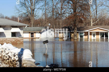 Mehrere Wohnungen sitzen bei Hochwasser von der Meramec Fluss hinter Sandsäcken ist fehlgeschlagen, da der Fluss beginnt in Arnold, Missouri, am 1. Januar 2016 zu schwinden. Hochwasser national aus drei geraden Tagen Regen verursacht Evakuierungen, Straßensperrungen und 15 Todesfälle. Foto von Bill Greenblatt/UPI Stockfoto