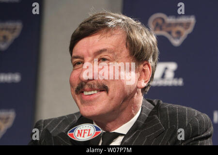 St. Louis Rams Eigentümer Stan Kronke spricht mit Reportern, während einer Pressekonferenz in der Ausbildungsstätte des Teams in Earth City, Missouri in dieser Datei Foto am 17. Januar 2012. Kronke, wer hat die Pläne für die Verlegung der Rams nach Los Angeles, reichte ein 29 seitiges Dokument in die NFL, dass slams St. Louis, dass die Stadt nicht unterstützen drei professionellen Sportmannschaften. St. Louis Bürgermeister Francis Slay hat einen Brief an die nationalen Fottball Liga Beauftragter Roger Goodell, mehrere Ungenauigkeiten Kronke und Falschdarstellungen von St. Louis geschrieben. Foto von Bill Greenblatt/UPI Stockfoto